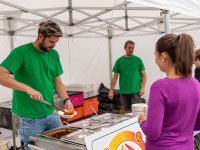 O požitek z jídla se staralo Hodně dobré jídlo, restaurace Na Farmě a Restaurace Klub C nebo stánek s grilem od Compass Group před menzou.